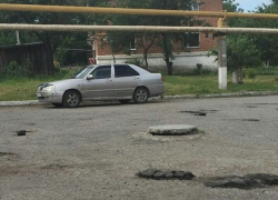 В Шахтах ямы на дороге прикрыли кусками асфальта