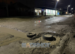 Доступ к домам на улице Дачной в Шахтах ограничен из-за глубоких выбоин на дороге