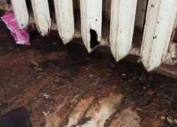 Затопило подъезд и квартиры жилого дома в Шахтах из-за прорыва трубы