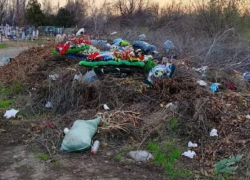 Кладбище в посёлке Аюта в Шахтах утопает в кучах мусора