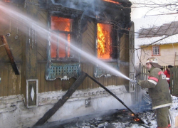 В Шахтах на улице Олимпийской сгорел дом
