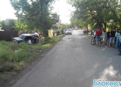 В Шахтах 20-летний водитель «ВАЗ-2107» врезался в столб и дерево: 1 погиб, 2 травмированы