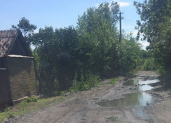 Несколько лет заливает дорогу потоп воды в посёлке Даниловка в Шахтах