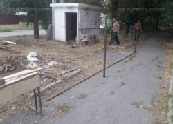 Место под ларек на газоне на улице Советской в Шахтах «продали» еще в 2003 году