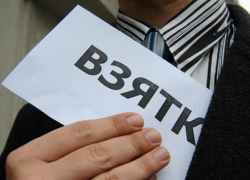 В Шахтах инспектора труда поймали на взятке