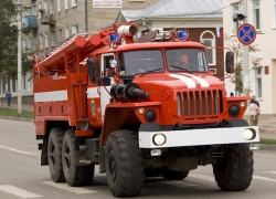В Шахтах из горящего дома пожарные спасли двух человек