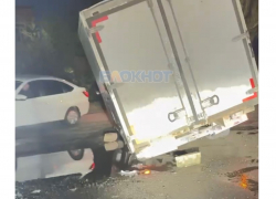 Машина застряла в яме и лишилась колеса на Северном переезде в Шахтах