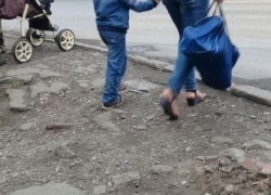 Парадокс: подойти к пешеходному переходу в Шахтах можно только по проезжей части
