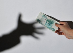 В Шахтах инспектора Россельхознадзора поймали на взятке в 30 000 рублей