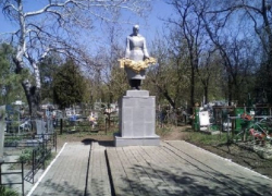 Волонтеры и школьники привели в порядок захоронения солдат в Шахтах 
