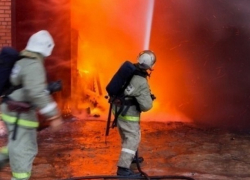 В результате поджога под Шахтами сгорел трехэтажный дом