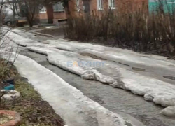 Жители Шахт жалуются на наледь на пересечении улиц Фадеева-Неглинская в Шахтах 