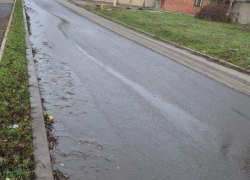 Аварийное состояние канализационного колодца в Шахтах: улицу Земледельческую затапливает