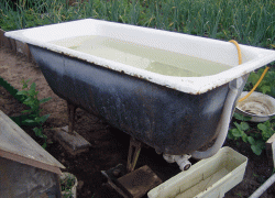 23-летний шахтинец утонул в ванной, служащей поилкой для коров