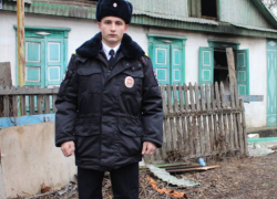 Полицейский спас из огня соседей