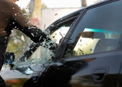 Шахтинец разбил стекло «Митсубиси» и украл видеорегистратор