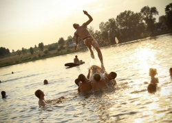 Многодетный шахтинец, сделав сальто, ударился головой о дно пруда и сломал шею