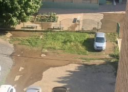 В поселке ХБК в Шахтах вода вместо кранов потекла по улице