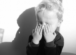 Жительница Шахт привязывала своих детей к кровати и заставляла есть еду с пола