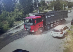 Водителя большегруза, провозившего по улицам Шахт щебень без полога, оштрафуют