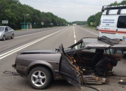 На трассе под Новошахтинском произошло ДТП с участием «копейки» и «Фольксвагена»