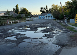 Прорыв трубы на Петровке продолжает создавать опасность на дорогах Шахт