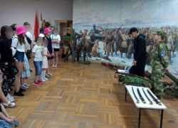 Традиционное казачье оружие продемонстрировали шахтинским школьникам в ходе экскурсии по музею