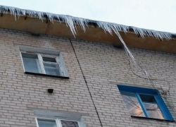 За сосульки и наледь на крышах в Шахтах наказаны три управляющие компании