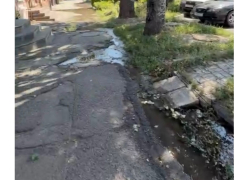 Порыв воды затапливает территорию и размывает грунт на улице Ленина в Шахтах