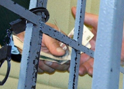 Новый срок светит 33-летнему осужденному шахтинской ИК, давшему взятку за алкоголь и телефоны