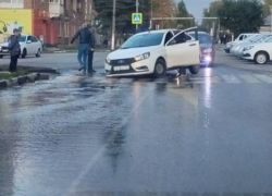 Автомобиль во время движения провалился в открытый люк в Шахтах