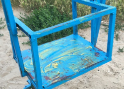 Вандалы на детской площадке в Шахтах измазали качели и турники солидолом