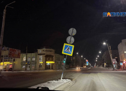 Пешеходный знак на пересечении улиц Чернокозова-Советская находится на грани падения