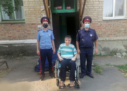 Казаки на руках выносят на прогулки инвалида-колясочника