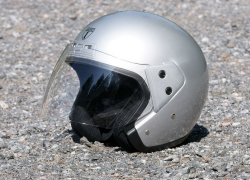 В Шахтах на проспекте Революции ВАЗ сбил двоих мотоциклистов