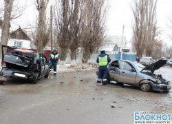 В Каменске-Шахтинском таксист спровоцировал тройное ДТП