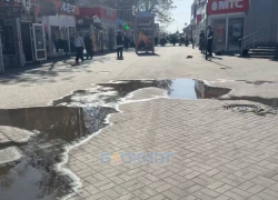 Канализационные стоки разливаются второй год прямо в центре Шахт