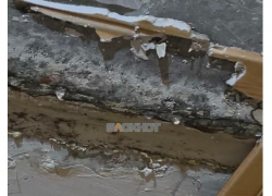 Два года протекает крыша и затапливает квартиры на улице Холодова в Шахтах