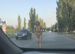 Голая женщина кидалась на машины в День города Шахты