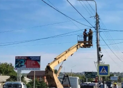 В Шахтах на пересечении улицы Маяковского и Трамвайного переулка монтируют дополнительный светофорный сигнал