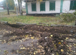 Непролазной грязью и вывороченными бордюрами закончился ремонт водопровода в Шахтах