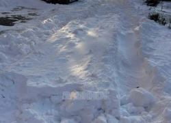 Жители города жалуются на заваленные снегом дворы