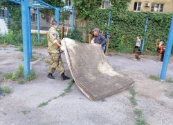 Казаки еженедельно убирают стихийные свалки на детской площадке