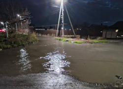 Авария на водопроводе в переулке Скреперный Шахтах: вода затапливает дворы уже полгода