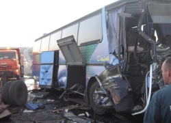 Автобус с ехавшими на море детьми врезался в грузовик под Шахтами
