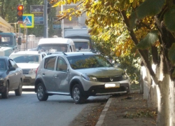 В центре Шахт иномарка врезалась в дерево
