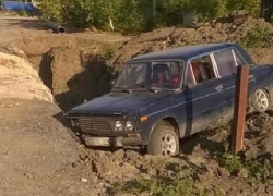 На неосвещенной улице в Шахтах в неогороженный котлован влетел «Ваз»