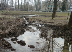 Спортивную площадку школы № 38 в Шахтах топит порыв воды