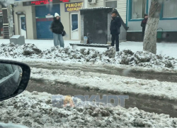 На улице Советской прорвало водопровод, создав проблемы для пассажиров на автобусной остановке