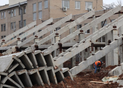 Стадион – за год: долгострой посетили представители донского правительства